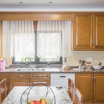 2/2  Cozinha em Carvalho com portas almofadadas