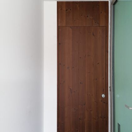 1/2  Porta exterior pivot com lâminas em Casquinha