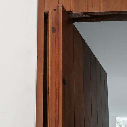 2/2  Porta exterior pivot com lâminas em Casquinha
