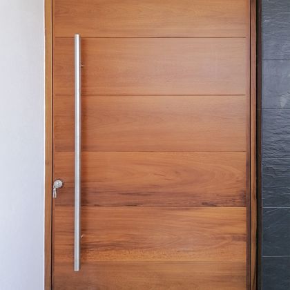 1/2  Porta exterior pivot com lâminas em Kambala Iroko