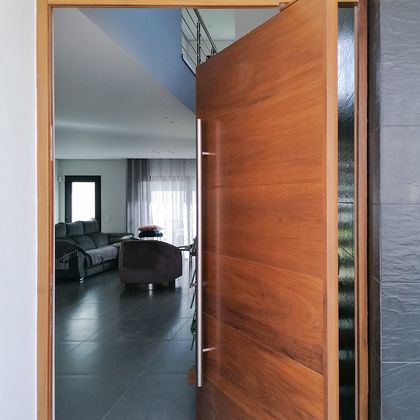 2/2  Porta exterior pivot com lâminas em Kambala Iroko