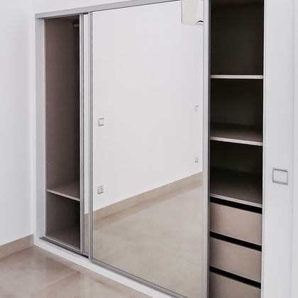 2/2  Roupeiro com portas de correr de espelho