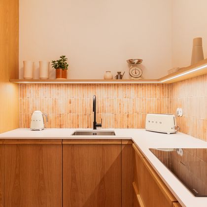 1/3  Cozinha com puxadores de madeira e iluminação LED