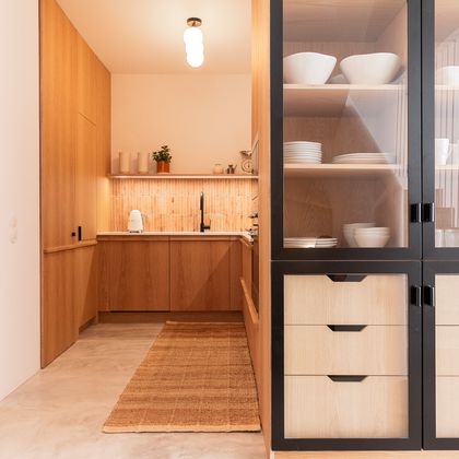 2/3  Cozinha conjugada com vitrine com portas de armação de ferro e gavetas interiores