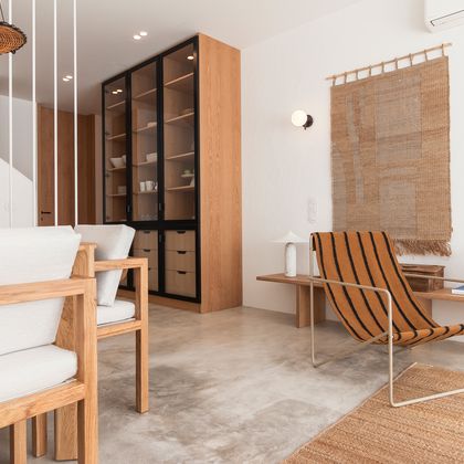 3/3  Cozinha conjugada com vitrine com portas de armação de ferro e gavetas interiores