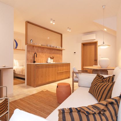 Cozinha com puxadores de madeira e painel com rattain