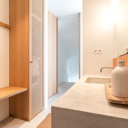 Roupeiro com rattain, banco e cabide incluído