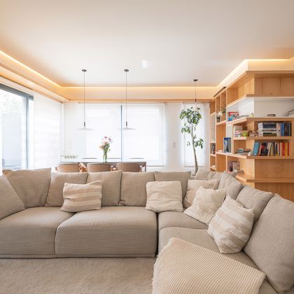 1/2  Móveis de sala em contraplacado bétula com vitrine com iluminação LED e portas em ripado