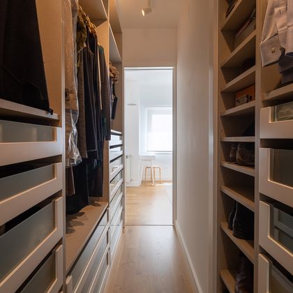 Closet em melamina linho e gavetas com frente em lacado e vidro fosco