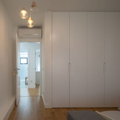 Roupeiro com portas lacadas e puxador recavado