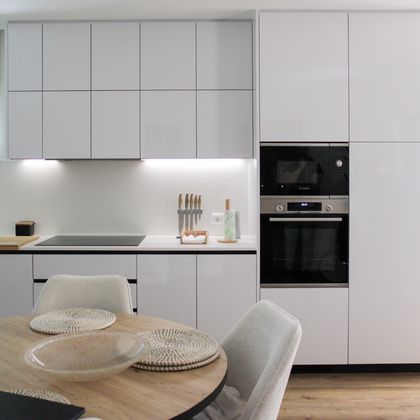 3/3  Cozinha com vitrine e iluminação LED