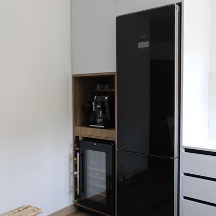 1/2  Nicho com garrafeira e prateleira deslizante para máquina de café