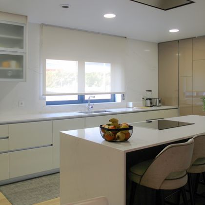 1/3  Cozinha em termolaminado brilhante com parede forrada e silestone calacata