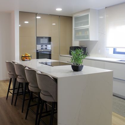 1/2  Móvel ilha com tampo e ilhargas à meia esquadria em silestone calacata