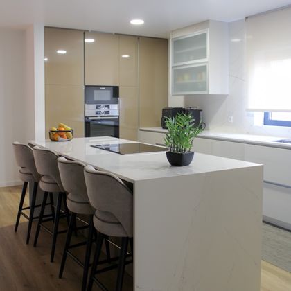 1/2  Móvel ilha com tampo e ilhargas à meia esquadria em silestone calacata
