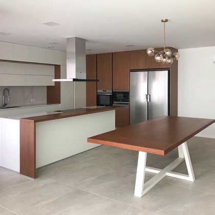 1/2  Cozinha em lacado com detalhes em folheado nogueira