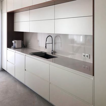 2/2  Cozinha em lacado com detalhes em folheado nogueira