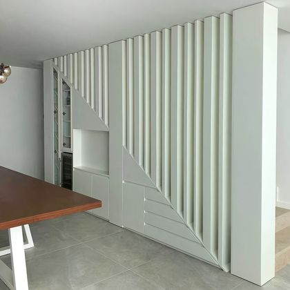 Móvel de garrafeira com vitrine e guarda de escada com pilares lacados