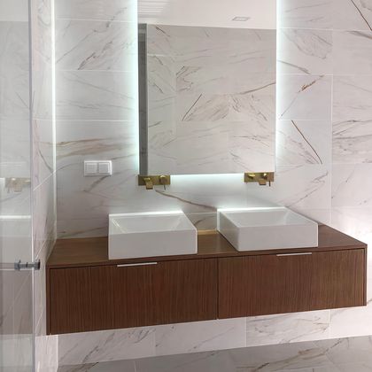 Móvel W.C. em folheado de nogueira