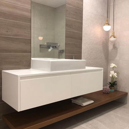 Móvel W.C. em lacado branco com prateleira em folheado de nogueira