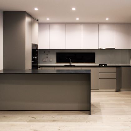 1/2  Cozinha em lacado duas cores com bancadas em silestone e backsplash em vidro lacado