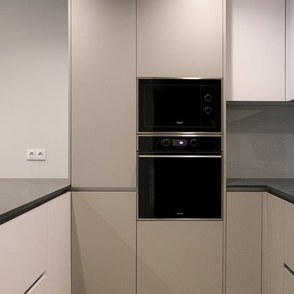 2/2  Cozinha em lacado duas cores com bancadas em silestone e backsplash em vidro lacado