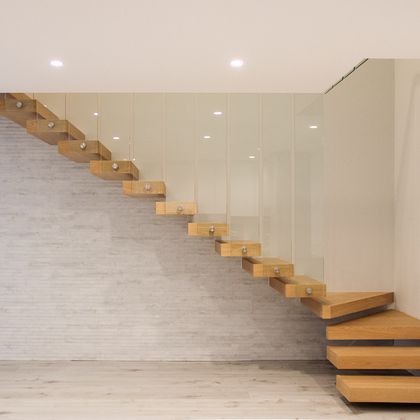 Escada com degrau tipo caixote em carvalho e guarda em vidro