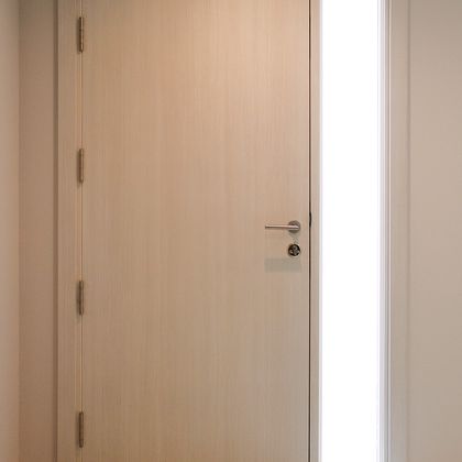1/2  Porta exterior com face interior em termolaminado igual à carpintaria