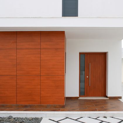 2/2  Porta exterior e fachada em fenólico