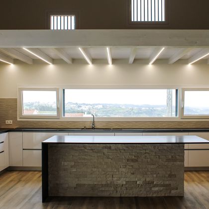 1/5  Cozinha em termolaminado duas cores e plataforma com vigas com iluminação LED em madeira de pinho pintada a branco