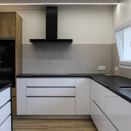 3/5  Cozinha em termolaminado duas cores com puxador tipo calha oculta