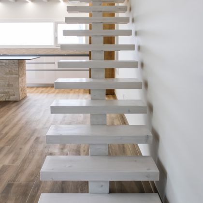 1/2  Escada suspensa em madeira de pinho pintado a branco