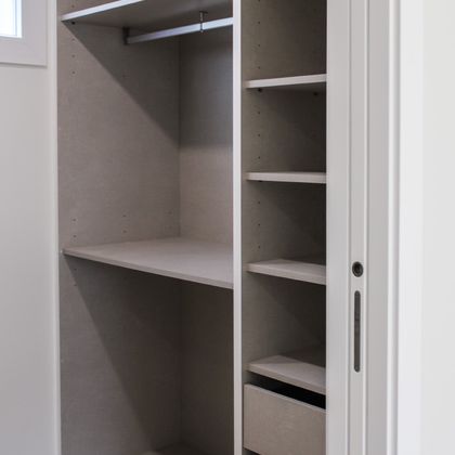 Closet em melamina de linho com porta de correr lacada