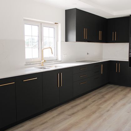 Cozinha em termolaminado touch preto com detalhes dourados
