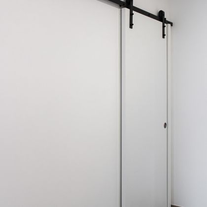 Porta de correr lacada com calha tipo celeiro