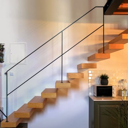 Escada tipo caixote em carvalho