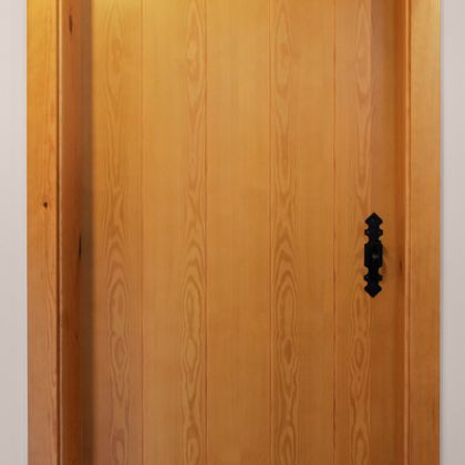 1/2  Porta fresada em folheado de pinho com puxador tipo trinqueta