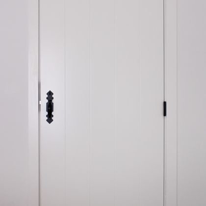 2/2  Porta fresada em lacado com puxador tipo trinqueta