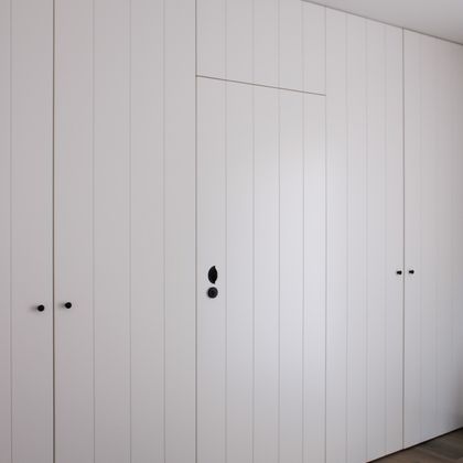 1/2  Roupeiro com porta W.C. embutida fresada em lacado