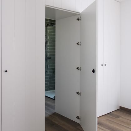 2/2  Roupeiro com porta W.C. embutida fresada em lacado