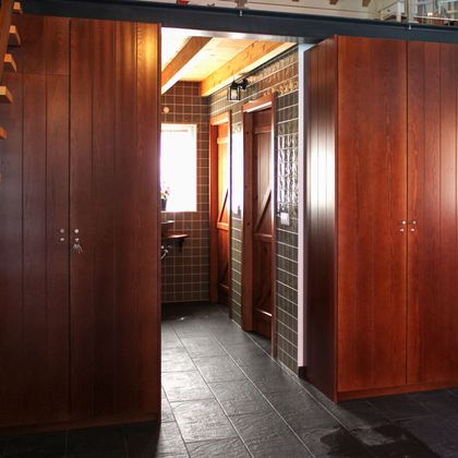 Roupeiros com portas fresadas em folheado de pinho cor mel