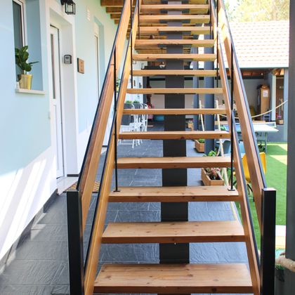 1/2  Escada exterior e deck em pinho