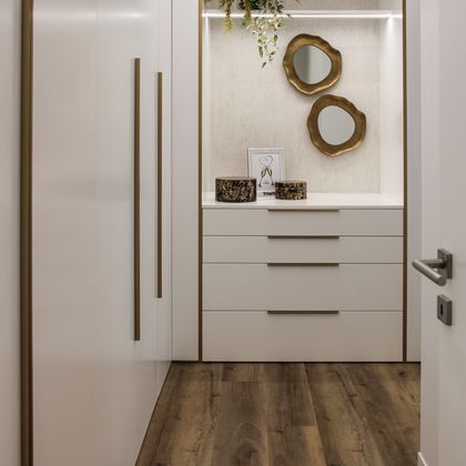 1/2  Closet com portas lacadas e frisos dourados