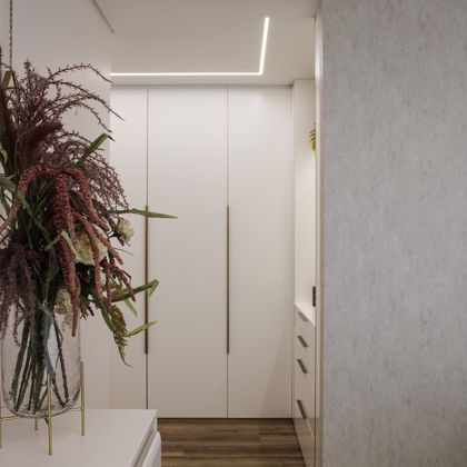 2/2  Closet com portas lacadas e frisos dourados