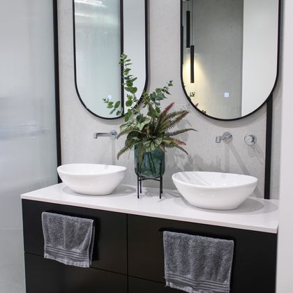 Móvel W.C. lacado e espelhos com friso preto