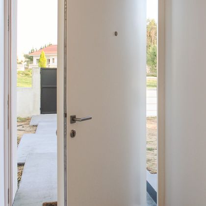 1/3  Porta de entrada tipo pivot com face interior em lacado