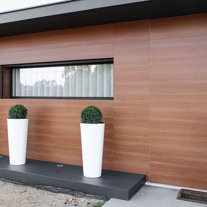 3/3  Fachada exterior em fenólico com porta embutida