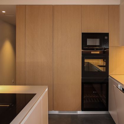 3/4  Cozinha com módulos em carvalho