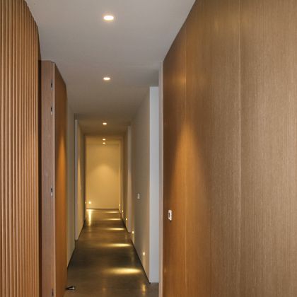 Corredor com painéis e portas em carvalho embutidas