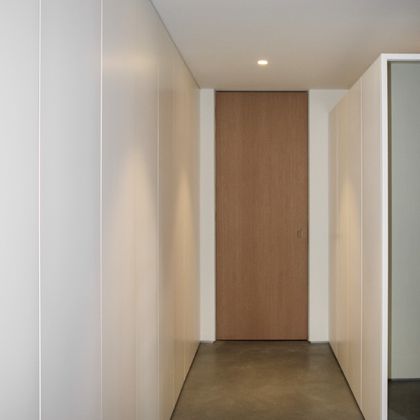 Porta de abrir de altura total em carvalho com puxador oculto